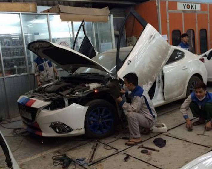 Dựa trên cản zin của Mazda 3, họ đã tạo ra chiếc xe một bộ bodykit mới với cản trước có thiết kế góc cạnh đầy thể thao, kèm theo những dải đèn LED chiếu sáng ban ngày.
