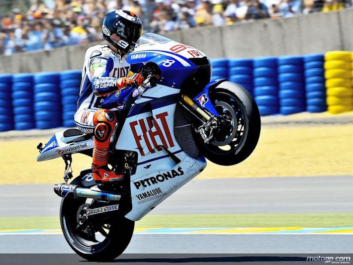 Có lẽ sự "rạn nứt" quan hệ giữa Lorenzo, Rossi và đội đua Yamaha đã xảy ra do sự kiện này, khi án phạt dành cho Rossi đã nhanh chóng gây ra một "cuộc chiến" giữa 2 tay đua cùng đội Yamaha. Sau chặng đua ở Sepang, Lorenzo cũng có những phát biểu chống lại Rossi, khiến cho mâu thuẫn giữa anh và đội Yamaha càng sâu sắc.
