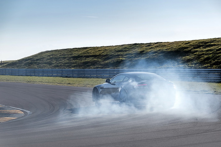 Tại thị trường Mỹ, Aston Martin V12 Vantage S bản số sàn sẽ là một phiên bản đặc biệt với số lượng sản xuất 100 chiếc, trong khi chiếc xe sẽ được bán đại trà ở châu Âu từ quý 3 năm nay.