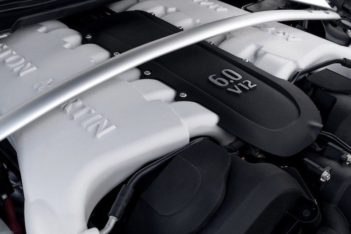 Ở bên dưới nắp ca-pô của xe, khối động cơ V12 6.0l nạp khí tự nhiên vẫn được giữ nguyên với công suất tối đa lên tới 565 mã lực và mô-men xoắn cực đại lên tới 620 Nm.