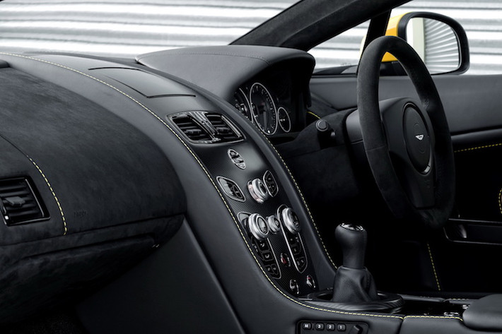 Bên trong nội thất, chiếc xe đã được Aston Martin trang bị cho hệ thống thông tin giải trí AMi III mới nhất với đầy đủ các tính năng hiện đại như định vị vệ tinh với bản đồ cập nhật có khả năng đưa thông tin về giao thông và kết nối Apple CarPlay.
