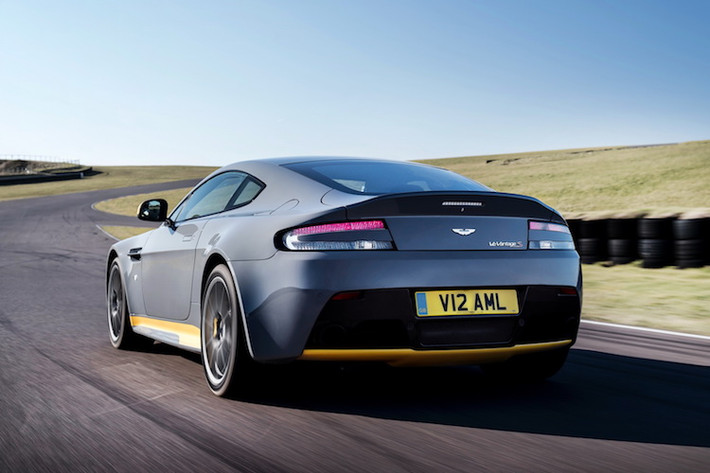 Với hộp số sàn đặc biệt, Vantage V12 S 2016 đạt hiệu năng tương tự bản số sàn với thời gian tăng tốc từ 0-100 km/h chỉ trong 3,9 giây và tốc độ tối đa 330 km/h.