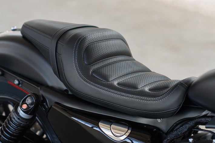 Có chiều cao yên 785 mm cùng tay lái thấp và vị trí để chân kéo lùi về phía sau hơn so với các dòng Harley cruiser khác, những người lái với chiều cao lớn sẽ gặp khó khăn hơn khi điều khiển Roadster. Harley cũng đưa ra 2 tùy chọn yên cho xe - yên solo hoặc yên đôi.