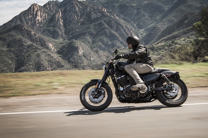 Điểm thay đổi giá trị nhất trên Roadster so với Sportster đó là phần trước của chiếc xe đã được trang bị một cặp phuộc 43 mm USD tương tự những chiếc môtô thể thao, kèm theo chảng ba lớn hơn. Nằm giữa cặp phuộc là chiếc đèn pha với thiết kế hoài cổ từ thập niên 20.