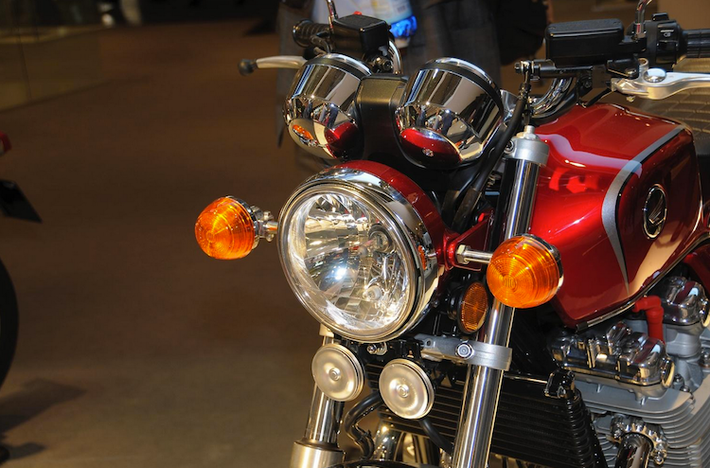 Ở phía trước, CB1100EX vốn có phần đầu cổ điển, gần như giống y hệt Honda CB750 Four nên Tresoldi đã giữ nguyên chi tiết này trên bản độ Gio Special.