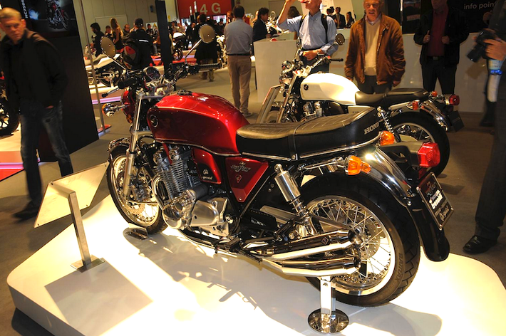 Ở phía sau, bộ dè nguyên bản của CB1100EX đã được gắn thêm dè nhựa nối dài, tạo phong cách của những chiếc môtô cổ điển từ thập niên 70.