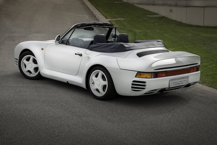 Tuy nhiên sau đó, Liên đoàn đua xe Thế giới FIA đã "khai tử" Group B do thiếu an toàn, chính vì vậy Porsche đã quyết định phát triển tiếp 959 thành một siêu xe đỉnh cao để bán cho những khách hàng giàu có.
