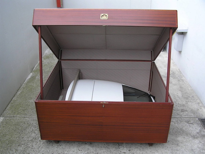Bên cạnh bộ mui xếp mềm, chiếc 959 mui trần duy nhất trên Thế giới còn kèm theo một bộ mui cứng khác. Khi lắp bộ mui này, chiếc xe sẽ không khác gì một chiếc 959 mui kín bình thường.