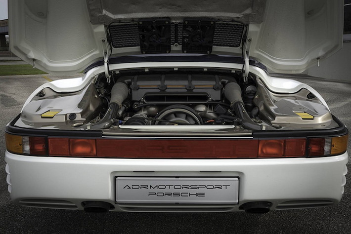 Dựa trên cơ sở chassis của Porsche 911, 959 được trang bị động cơ tăng áp kép 6 xi-lanh nằm ngang 2,85l 450 mã lực, kết hợp với hệ dẫn động 4 bánh cực hiện đại vào thời điểm đó.