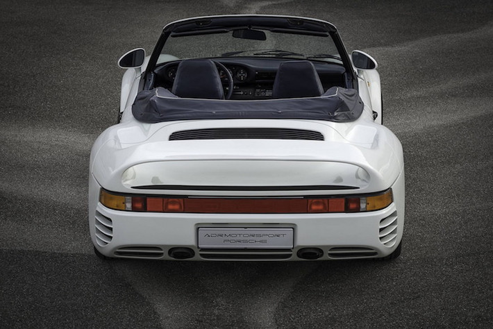 Ban đầu, chiếc xe này vốn được xuất xưởng từ Porsche dưới dạng coupe giống như bao chiếc 959 khác và được bán cho tay đua Jürgen Lässig người Đức. Tuy nhiên chỉ sau khi rời nhà máy không lâu, chiếc xe đã gặp tai nạn ở tốc độ 225 km/h và bị lật, khiến mui xe hỏng hoàn toàn.
