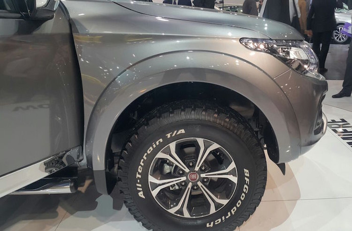 Thay vì bộ mâm đúc 12 nan kép như Triton, mẫu xe bán tải Fiat Fullback sở hữu mâm 6 cánh kép 2 tông màu với thiết kế thể thao và mạnh mẽ hơn.