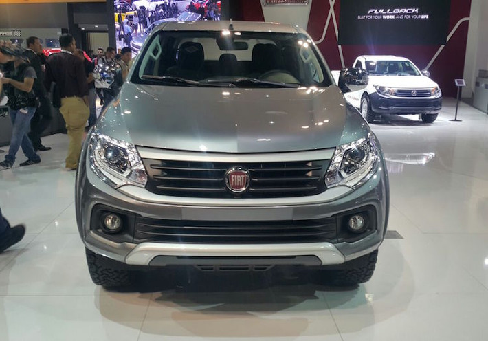 So với Triton, khác biệt lớn nhất của Fullback nằm ở phần đầu xe với cản trước và lưới tản nhiệt hoàn toàn mới, tuy nhiên vẫn giữ nguyên đèn pha của Triton.