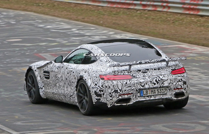 Để làm được điều này, thân xe nguyên bản của chiếc Mercedes AMG GT đã được "độ chế" lại theo phong cách của chiếc xe đua AMG GT3. Ngoài ra, AMG GT-R được dự đoán sẽ có trọng lượng giảm tới 100 kg so với AMG GT thường.