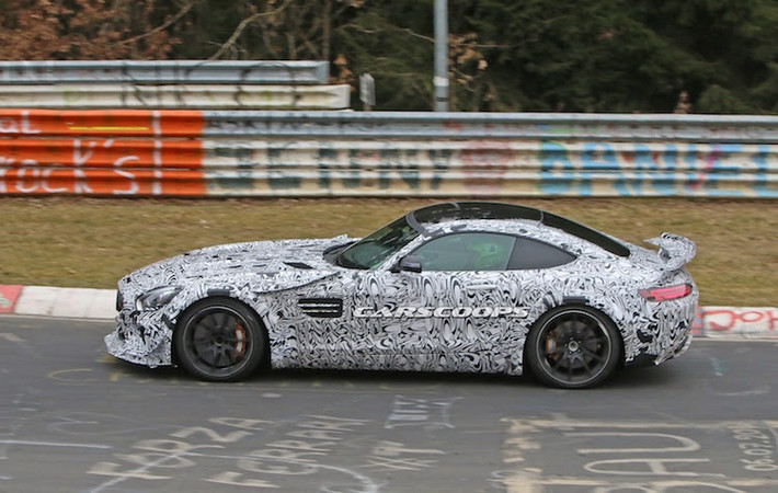 Theo ông Moers, AMG GT-R sẽ nhanh hơn cả người tiền nhiệm Mercedes SLS AMG Black Series trên đường đua, đồng thời có khả năng "đánh bại" nhiều đối thủ "sừng sỏ" khác như Porsche 911 GT3 RS.