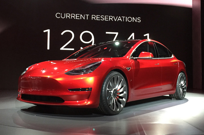 Model 3 vừa được hãng xe điện Tesla ra mắt vào đúng ngày "nói dối" 1/4, sau khi những tin đồn về chiếc xe đã được phát tán rộng trong Thế giới xe khoảng 1 năm nay. Giống như các mẫu xe trước đó như Model S hay Model X, Model 3 sở hữu thiết kế mềm mại đầy hấp dẫn và hiện đại.