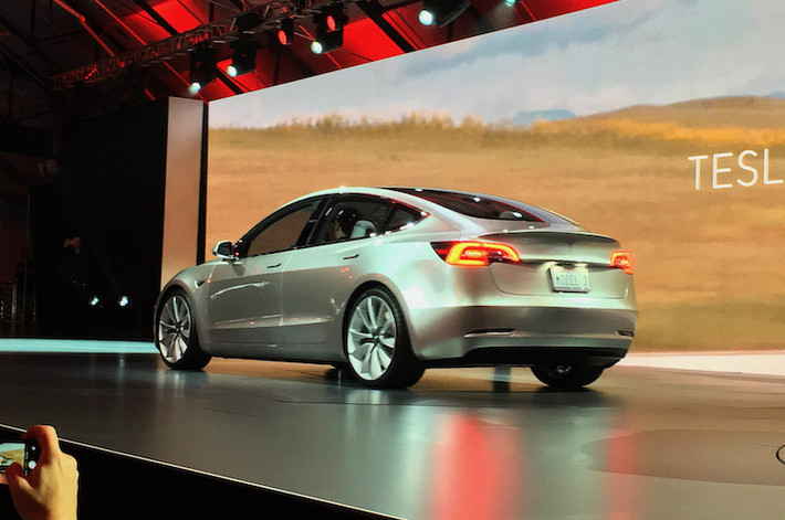 Ở phía sau, một lần nữa Model 3 có thiết kế khá tương đồng với Model S với 2 đèn hậu LED, nằm giữa chúng là một thanh nẹp mạ chrome và hốc biển số.