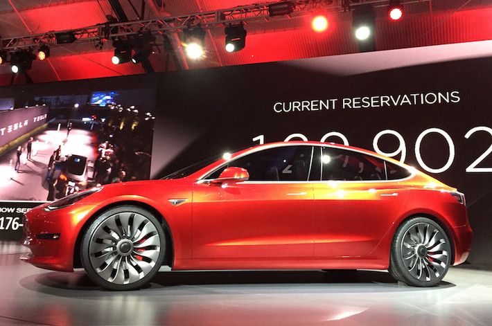 Nhìn từ 2 bên thân, Model 3 cũng sở hữu kiểu dáng thân xe coupe lai hatchback 5 cửa, với vòm mui tròn trịa, cong dần từ cột A tới đuôi của chiếc xe. Các tay nắm cửa cũng được giấu vào ngang với thân xe, khiến thân xe của Model 3 càng trở nên hấp dẫn hơn.