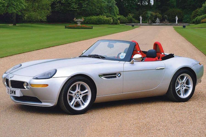 Sở hữu thiết kế lấy cảm hứng từ chiếc 507 huyền thoại, BMW Z8 được coi là một trong những chiếc BMW hiện đại đẹp nhất. Ngoài ra, động cơ 4.9l V8 lấy từ BMW M5 E39 cũng khiến nó cực kỳ tốc độ trên đường thẳng.