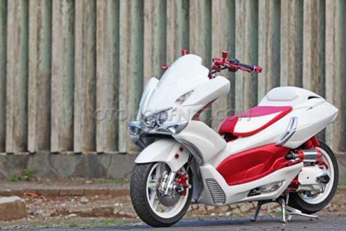 Tuy nhiên, điểm quyết định khiến chiếc PCX này trở nên ấn tượng không thua kém các mẫu Maxi Scooter đó là cặp bánh "hàng thửa" cực rộng của xe, lắp vừa lốp 120/70/14 ở phía trước và 180/55/140 ở phía sau.