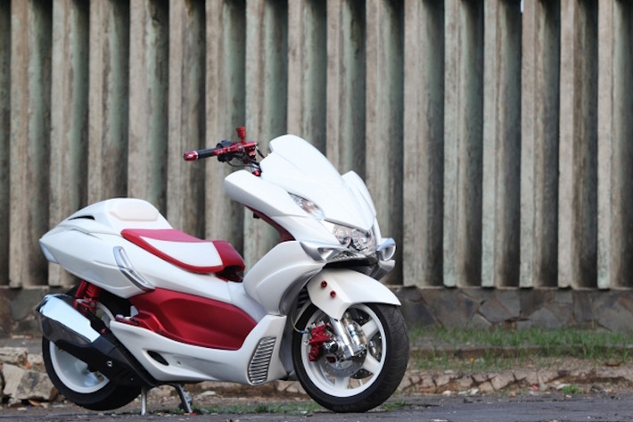 Sau khi được độ lại bởi một dân chơi Indonesia, chiếc xe tay ga touring phân khối nhỏ Honda PCX 150 đã hoàn toàn "lột xác", trở nên đầy "chất chơi" giống những mẫu maxi scooter độ tại Nhật.