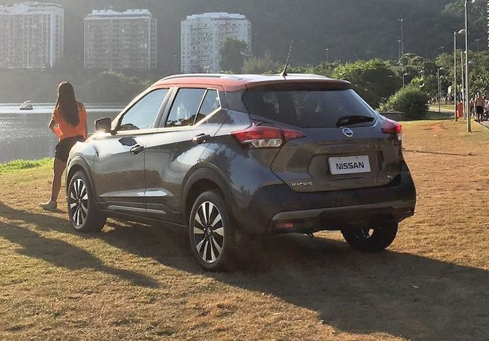 Giống như X-Trail, Kicks cũng có các vòm bánh xe được "điêu khắc" đậm nét, trong khi cột C của xe cũng có nhựa ốp màu đen, tạo cảm giác mui xe đang "nổi" trên các cửa kính bên giống Nissan Murano.