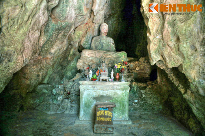 Đi tiếp vào trong, phía bên trái là động Tam Thanh trước kia trong động thờ 3 vị Thượng Thanh, Thái Thanh và Ngọc Thanh, sau này thay bằng một pho tượng Phật Thích Ca bằng xi măng.