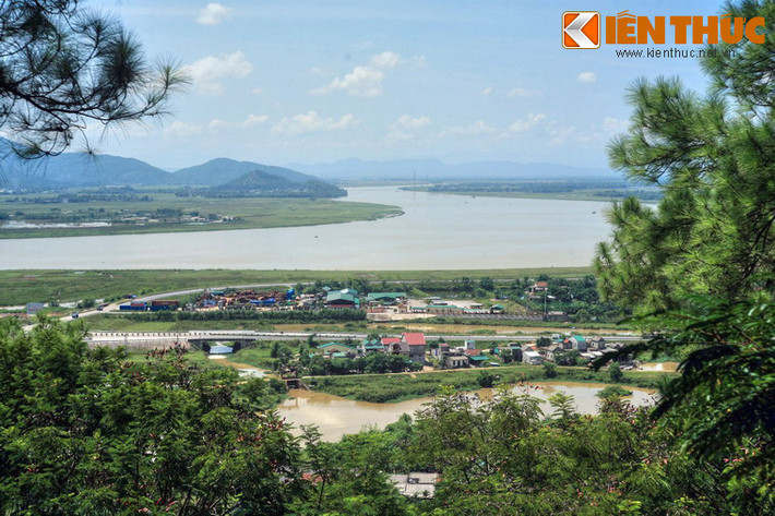 Từ khu vực đền thờ, du khách có thể phóng tầm mắt ngắm nhìn một góc thành phố Vinh với dòng sông Lam hùng vĩ.