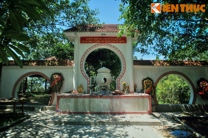 Khi đã đặt chân lên nơi đây, xin đừng quên thắp một nén hương tưởng nhớ những người đã đóng góp xương máu cho đất nước có một ngày hôm nay bình yên và tươi đẹp…