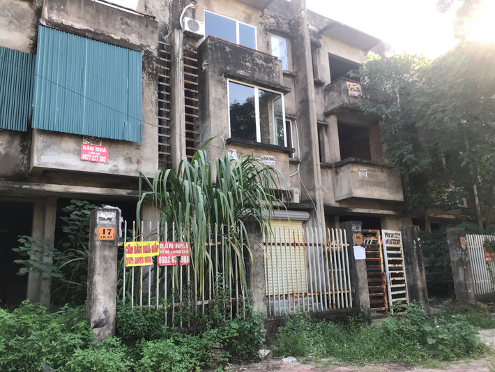 Hầu hết nhà liền kề bỏ hoang tại đây đều đang được giao bán với giá khoảng 80 triệu đồng/m2.