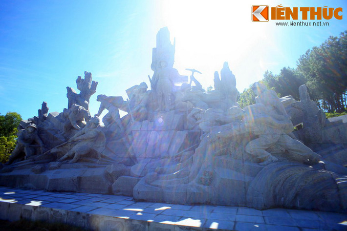 Nhận nhiệm vụ xong, 10 cô gái đến hiện trường gấp rút triển khai công việc. Với trọng trách to lớn được gửi gắm trên từng chiếc xe qua, họ làm việc không ngơi tay, vừa cười, vừa nói, vừa gọi nhau. Ảnh: Cụm tượng 10 cô gái Ngã ba Đồng Lộc.