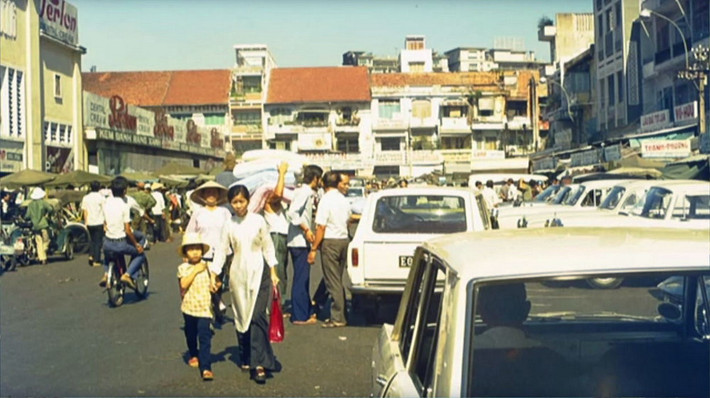 Đường Phan Bội Châu, cửa Đông Chợ Bến Thành.