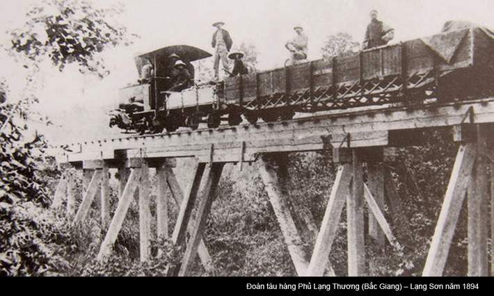 Đoàn tàu hàng Phủ Lạng Thương – Lạng Sơn năm 1894.