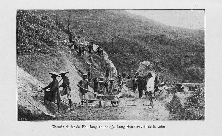 Thi công tuyến đường sắt Phủ Lạng Thương - Lạng Sơn năm 1900.