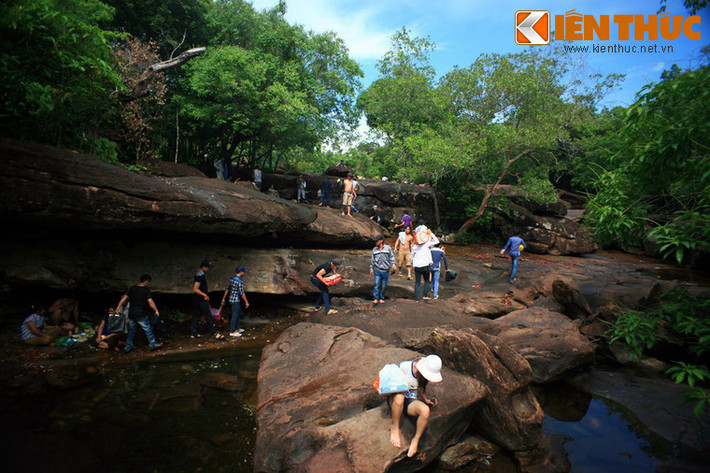 Trước khi mang tên Phú Quốc, hòn đảo lớn này từng được ngư dân Thái Lan gọi là đảo Koh-dud (đảo ở nơi xa xôi), còn người Campuchia thì gọi là đảo Koh-trol (hòn đảo có hình con thoi). Trên bản đồ hàng hải phương Tây thời cận đại, đảo Phú Quốc được gọi là Quadrole hoặc Phu-kok (phiên âm từ Phú Quốc). Ảnh: Suối Đá Bàn Phú Quốc.