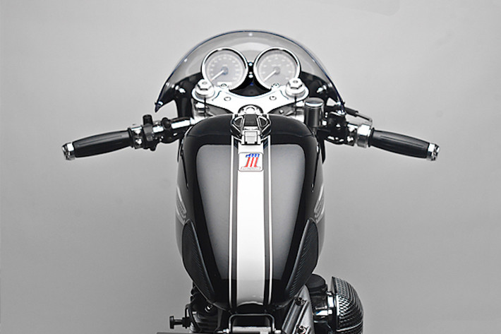 Tay lái nguyên bản theo phong cách cruiser của Sportster đã bị loại bỏ hoàn toàn, thay vào đó là cặp tay clip-on Tarozzi. Cùm công tắc và xi-nhan gắn gù Motogadget thay thế cho các bộ phận nguyên bản của chiếc xe, trong khi bảng đồng hồ vẫn giữ nguyên của Sportster.
