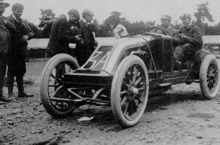 Vào năm 1906, Renault lần đầu tiên tham gia vào giải Grand Prix, được tổ chức trong vòng hơn hai ngày trên đường phố bên ngoài Le Mans với Type AK, chiếc xe với chassis nhẹ và động cơ 12.9l 4 xi-lanh. Mặc dù nhiệt độ cháy da, thời tiết khắc nghiệt nhưng Hungarian Ferenç Szisz đã vượt qua 12 tiếng đồng hồ và giành về cho Renault chiếc cúp danh giá.