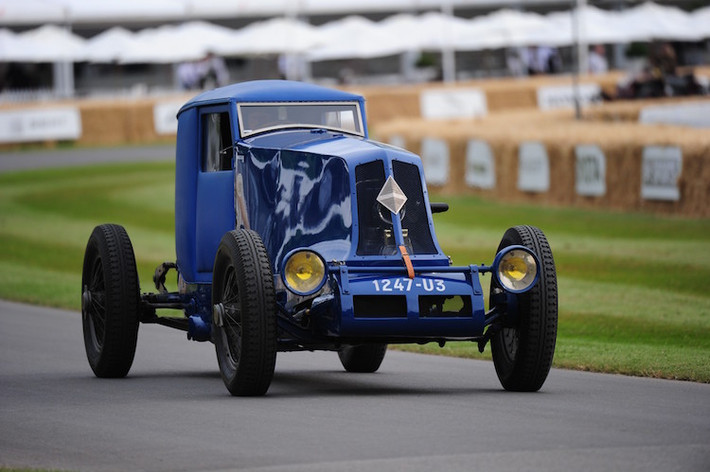 Trong những năm thập niên 1920 và 30, Renault tập trung vào đường đua và các kỉ lục về tốc độ. Năm 1925, Renault chiến thắng giải Monte Carlo. Sau đó vào năm 1926 Renault 40CV Type NM 9.0 với một chỗ ngồi duy nhất, thân xe gọn và bánh xe bám sát đường đã được thử nghiệm và đạt tốc độ trung bình đo được là 173,65 km/h.