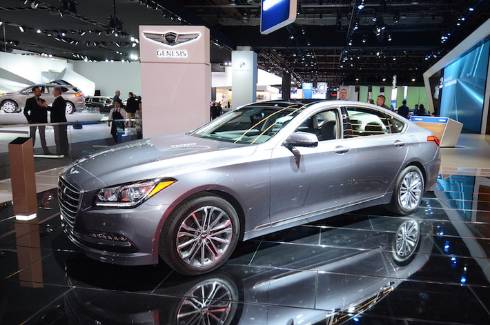 Mẫu xe thứ 2 đó là chiếc sedan hạng sang trung cao cấp Genesis G80, hay chính là chiếc Hyundai Genesis trước kia nhưng được đổi tên lại. Các đối thủ của Genesis G80 là Mercedes E-Class hay BMW 5 Series.