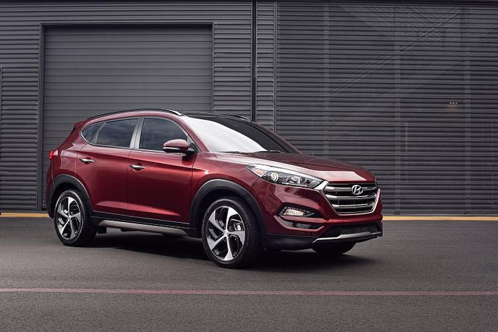 Tương tự, một mẫu crossover nhỏ hơn để cạnh tranh với Q5 cũng sẽ được Genesis công bố vào khoảng gần năm 2020. Mẫu xe này sẽ có các kích thước, động cơ và chassis tương đương với Hyundai Tucson.