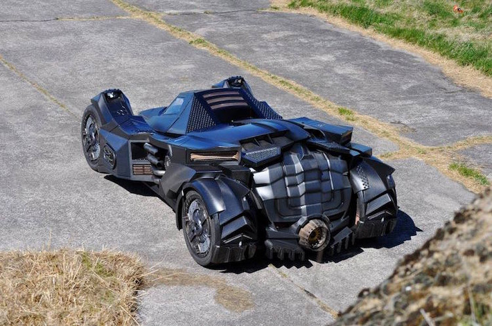Theo Capristo, chiếc xe đã được tạo hình theo mẫu của Batmobile trong game Arkham Knight, nhưng đồng thời được "chế cháo" lại để có thể đáp ứng được điều khiện lưu thông ngoài đường.