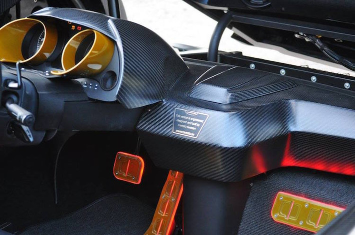 Trong khi đó, bảng táp-lô của chiếc Batmobile này hoàn toàn là một khối carbon kín, không gắn hệ thống nào.
