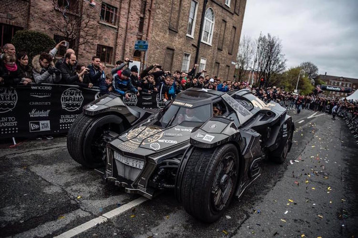 Tại vạch xuất phát của hành trình Gumball 3000 năm nay, không chiếc xe nào gây ấn tượng mạnh như chiếc Batmobile của Team Galag.