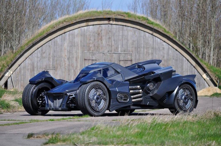 Chiếc siêu xe Batmobile của Batman này thuộc sở hữu của Team Galag - một trong những đội tham gia vào hành trình siêu xe Gumball 3000 2016. Bên cạnh Batmobile, các đại gia của Team Galag còn tham gia vào Gumball với một chiếc Mercedes AMG GT S độ "hết bài" khác.