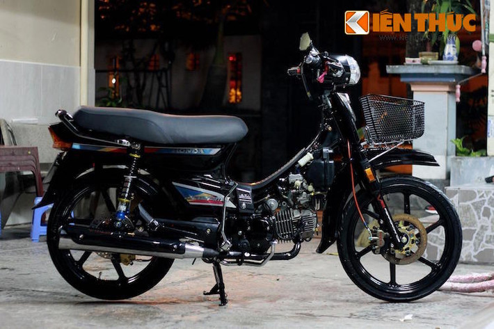 Khi những bản độ Honda Dream II theo phong cách độ kiểng đã xuất hiện rất nhiều ở Việt Nam, một dân chơi xe tại Sài Gòn đã quyết tâm tạo ấn tượng mạnh trên chiếc xe của mình bằng bản độ Dream "hắc công tử", được sơn đen hoàn toàn với những điểm nhấn nổi bật.