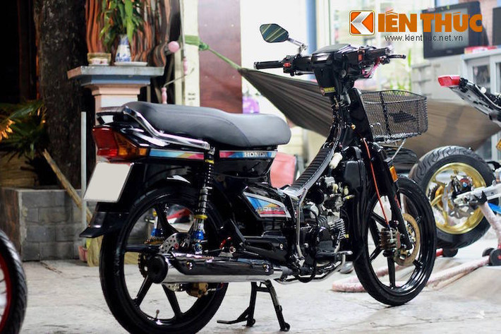 Cây pô nguyên bản của Honda Dream cũng đã được thay bằng pô của Dream 125 Thái Lan, sau đó móc lại để có tiếng nổ ấn tượng hơn. Phần ốp chống nóng của pô cũng đã được sơn đen đúng điệu.