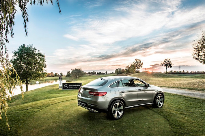 Với một gậy vào lỗ, các golf thủ sẽ có cơ hội lái về nhà 1 trong 5 mẫu xe SUV cao cấp: GLA 250 4MATIC, GLC 250 4MATIC, GLC 300 AMG 4MATIC, GLE 400 4MATIC Coupé và GLS 350 d 4MATIC. Giải HiO thứ 6 là mẫu xe van cao cấp, đa dụng cho cả gia đình – chiếc V 220 d.