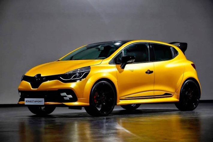 "Chất" thể thao của Clio RS được thể hiện ở ngay bên ngoài ngoại hình xe, với bộ bodykit thể thao được "đặc chế" riêng. Trong đó cản trước của xe có các khe hút gió rất rộng, đồng thời được tích hợp đèn sương mù hình logo cờ caro cách điệu của Renault Sport vào hai bên.