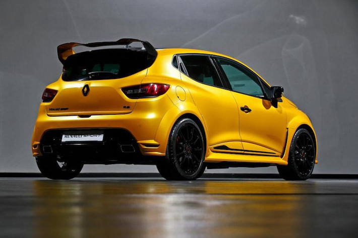 Ở phía sau, Clio RS cũng có cản sau đặc biệt, kèm theo một cánh đuôi lớn gắn trên kính sau. Bản thân chiếc cánh đuôi này cũng đã được Renaultsport lấy từ chiếc xe đua Clio Cup.