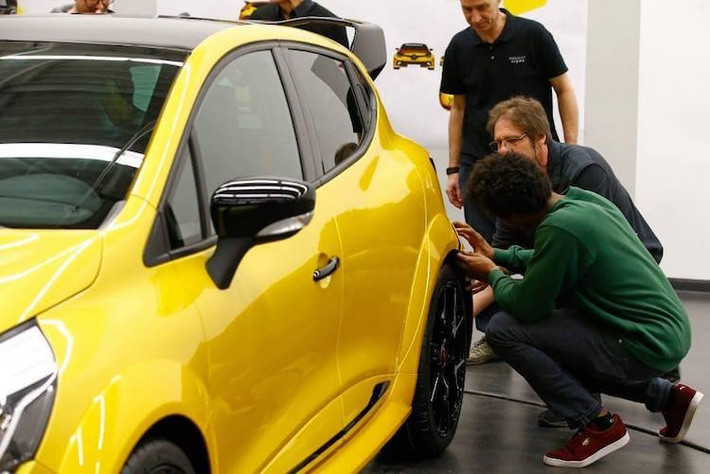 So với một chiếc xe cỡ nhỏ Clio bình thường, Clio RS rộng hơn tới 6 cm do có các vòm bánh xe lớn hơn, đi kèm với bộ mâm bản lớn 19 inch. Hệ thống treo của chiếc xe cũng đã "mượn" từ xe đua rally Clio R3T.