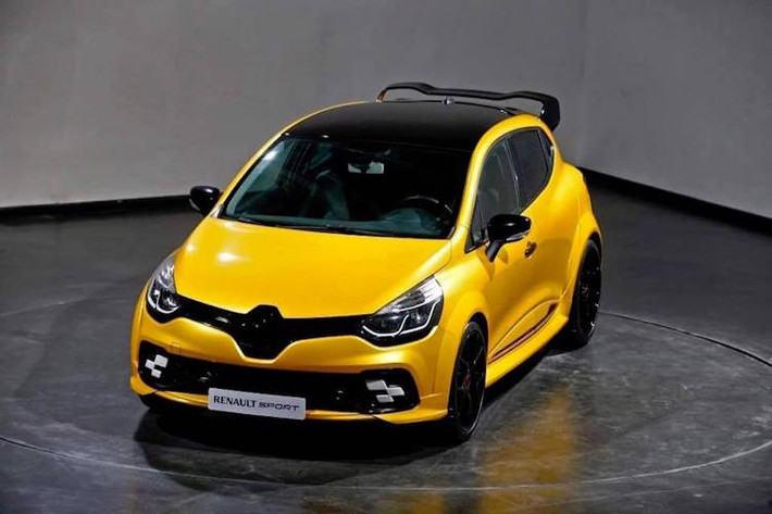 Với mục tiêu đưa Clio RS trở thành chiếc Renaultsport nhanh nhất từ trước tới nay, khối động cơ 2.0l 4 xi-lanh thẳng hàng tăng áp từ dòng Megane RS cao hơn đã được trang bị cho xe, với công suất tối đa đạt 271 bhp. Nhờ có trọng lượng nhẹ do thân xe nhỏ gọn, chiếc xe có được tỷ lệ công suất/trọng lượng chỉ 221 bhp/tấn.